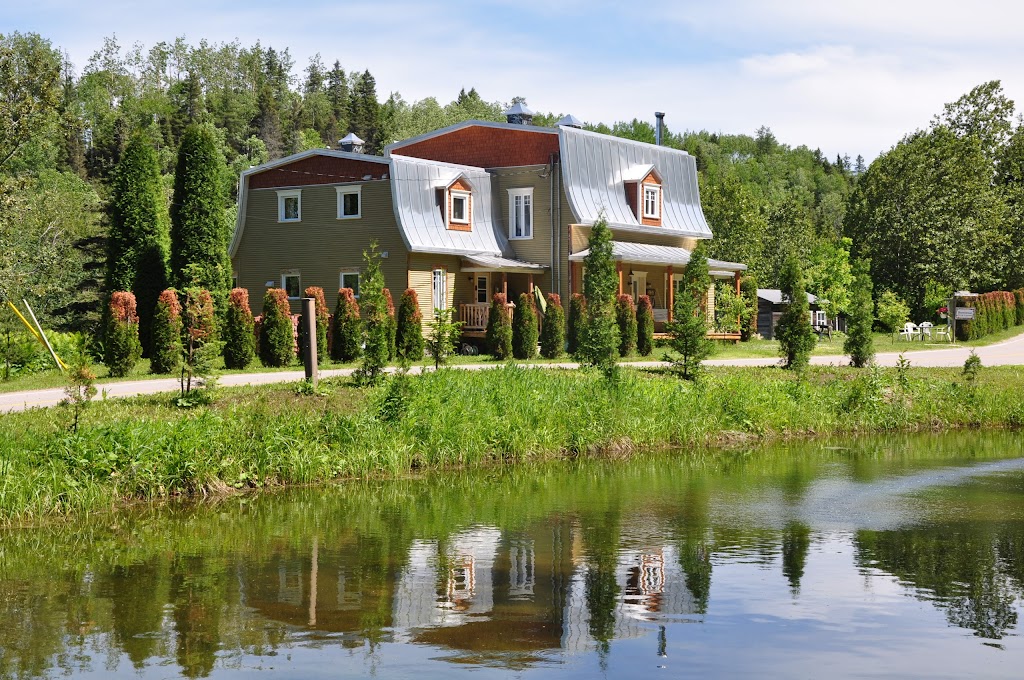Saguenay Woven Hands Coop And Youth Hostel | 7643 Chem. des Chutes, La Baie, QC G7B 3N8, Canada | Phone: (418) 544-4456