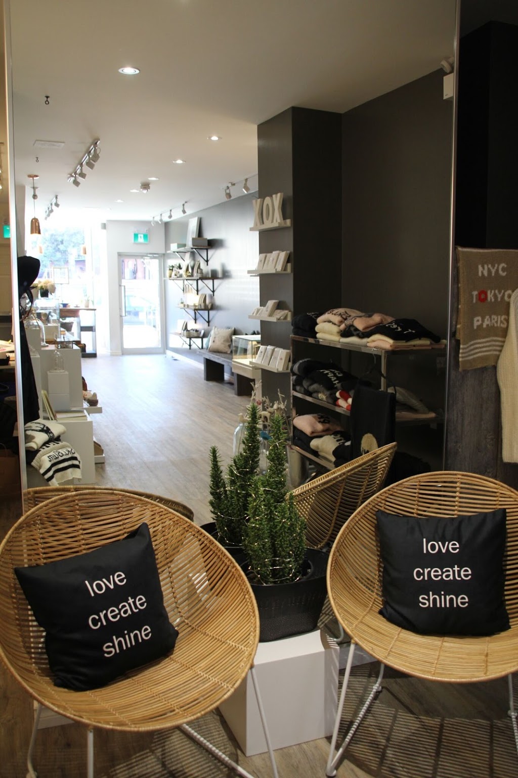 Suetables | 363 Roncesvalles Ave, Toronto, ON M6R 2M8, Canada | Phone: (647) 350-7557