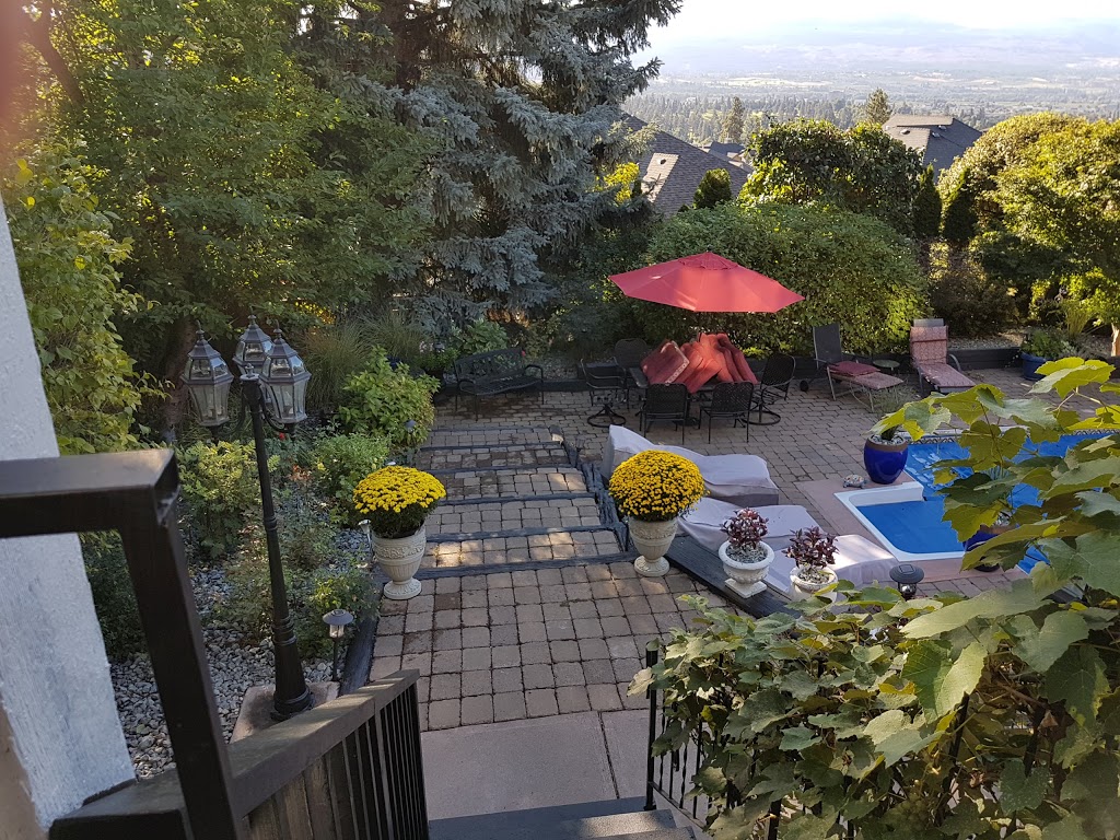 Touch of English Bed & Breakfast | 5 Alameda Ct, Kelowna, BC V1V 1C6, Canada | Phone: (250) 448-6250
