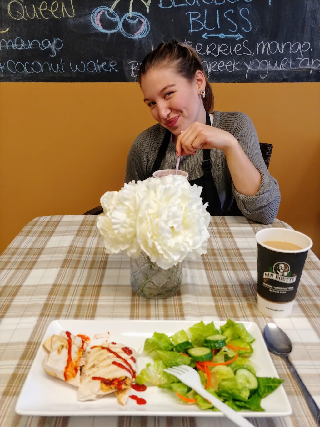 Kambrys Smoothies | 1882 River Rd, Kahnawake, QC J0L 1B0, Canada | Phone: (450) 632-9119