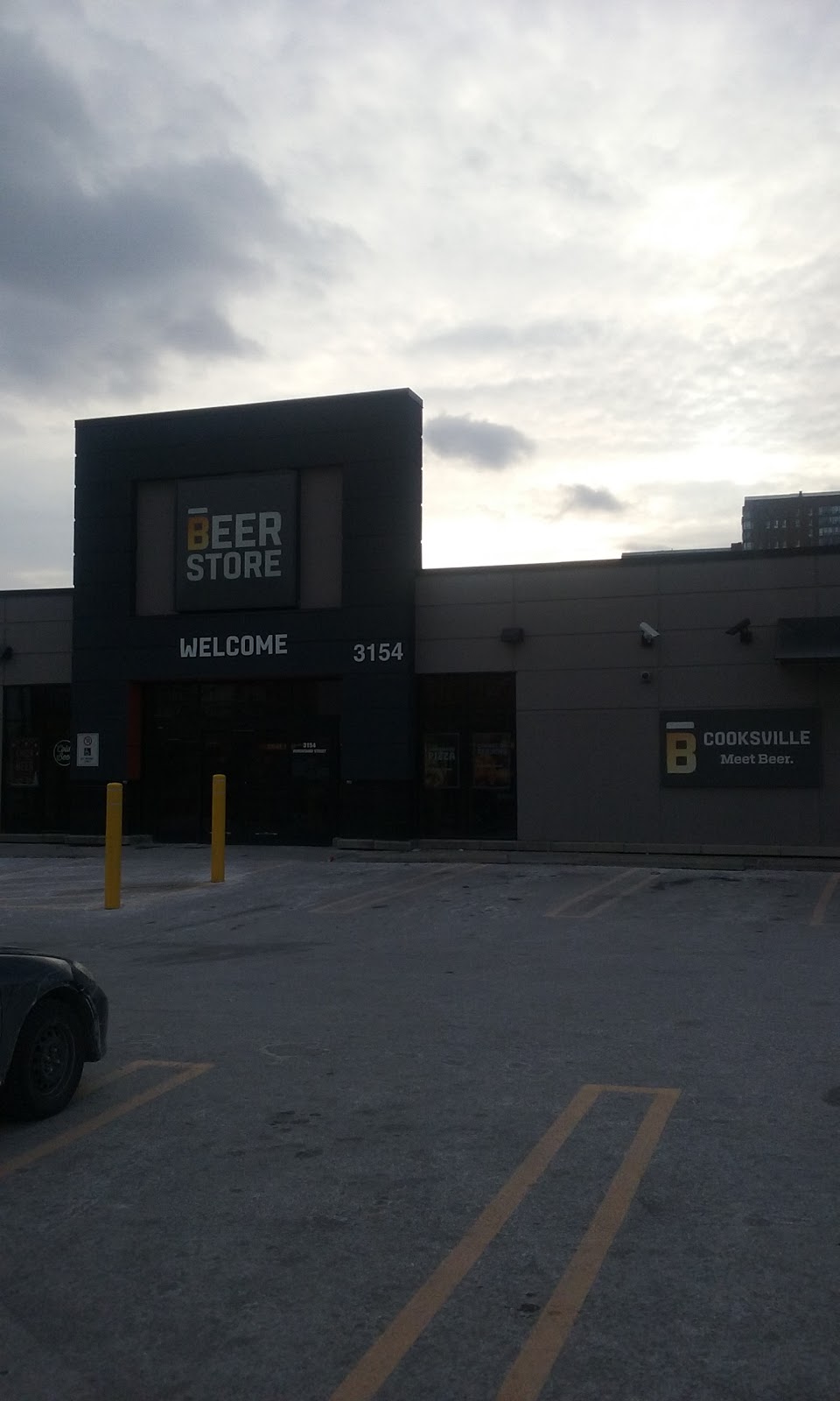 Beer Store | 3154 Hurontario St, Mississauga, ON L5B 1N9, Canada | Phone: (905) 277-8401