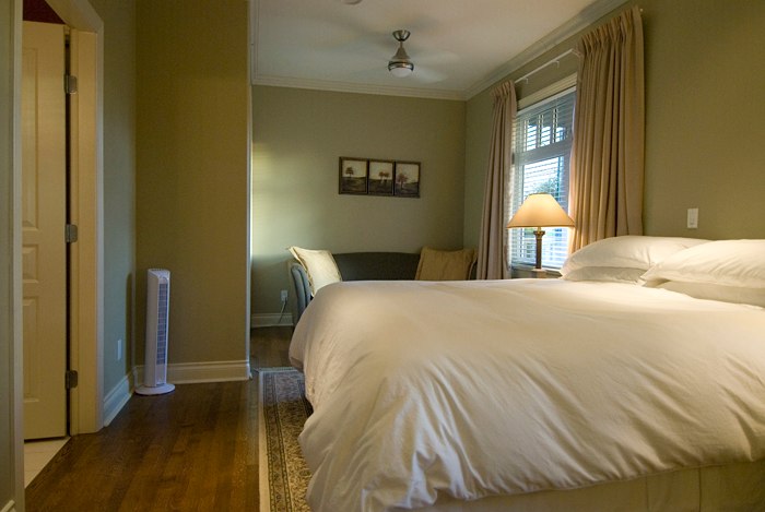Granville House B&B | 5050 Granville St, Vancouver, BC V6M 3B4, Canada | Phone: (604) 739-9002