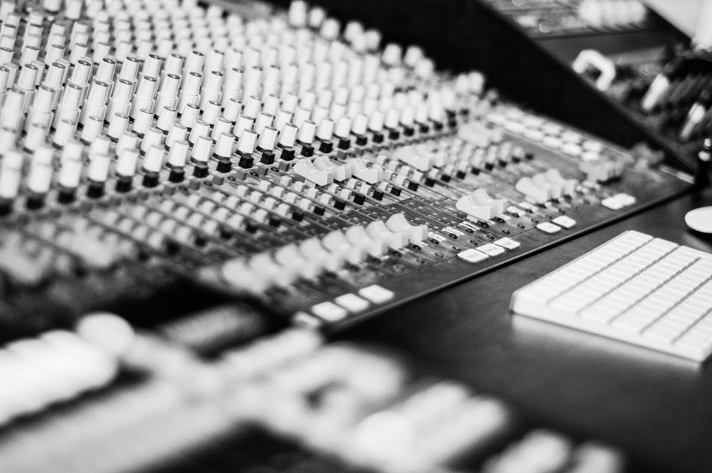Studio Wild Dog | 2 Rue Principale S, Sawyerville, QC J0B 3A0, Canada | Phone: (819) 943-1666