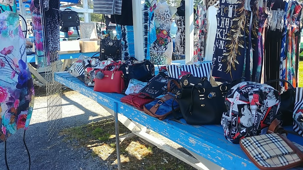 Marché Aux Puces le Toit Bleu | 1300 Chemin Barrette, Saint-Félix-de-Valois, QC J0K 2M0, Canada | Phone: (450) 889-4806