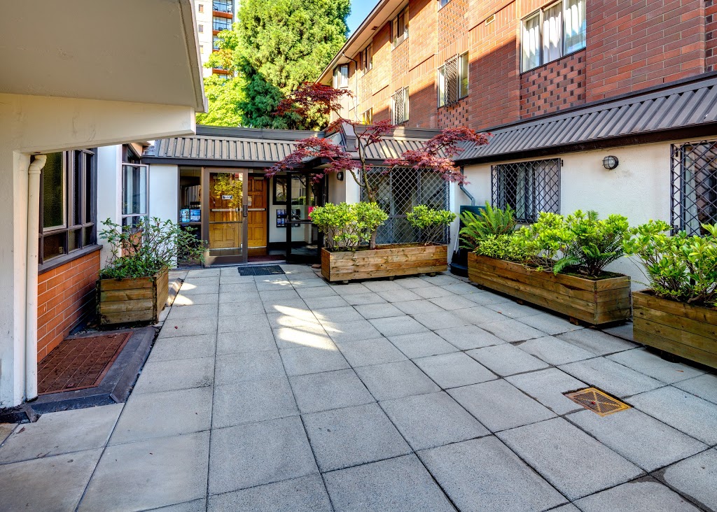 HI Vancouver Downtown Hostel | 1114 Burnaby St, Vancouver, BC V6E 1P1, Canada | Phone: (604) 684-4565