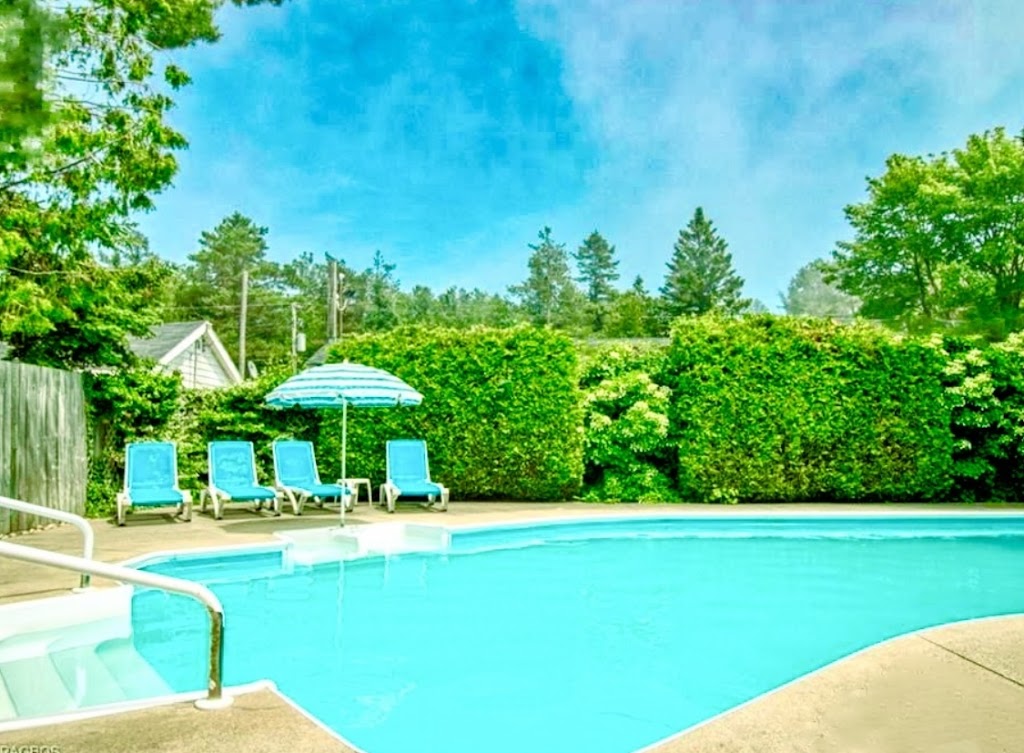 Black Horse Motor Inn | 107 2nd Ave N, Sauble Beach, ON N0H 2G0, Canada | Phone: (226) 930-6360