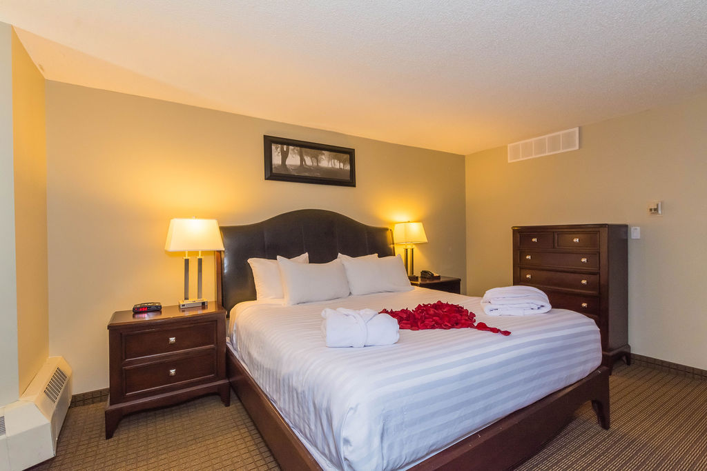 Coliseum Inn | 11845 Wayne Gretzky Drive Northwest, Edmonton, AB T5B 4R4, Canada | Phone: (780) 471-1231