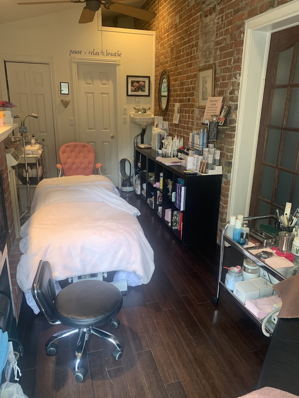 Aesthetics.calm | 98 William St S, Lindsay, ON K9V 3B1, Canada | Phone: (705) 340-2856