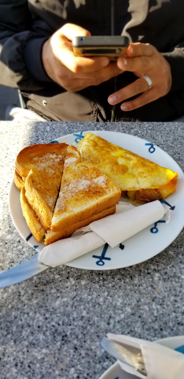 Watts East Beach Cafe | 15611 Marine Dr, White Rock, BC V4B 1E1, Canada | Phone: (604) 538-5640