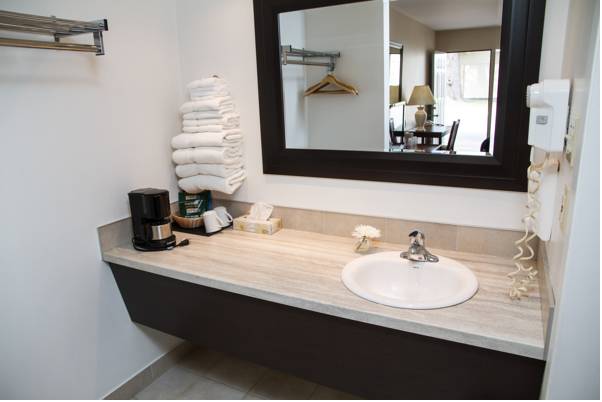 Rideau Heights Inn | 72 Rideau Heights Dr, Nepean, ON K2E 7A6, Canada | Phone: (613) 226-4152