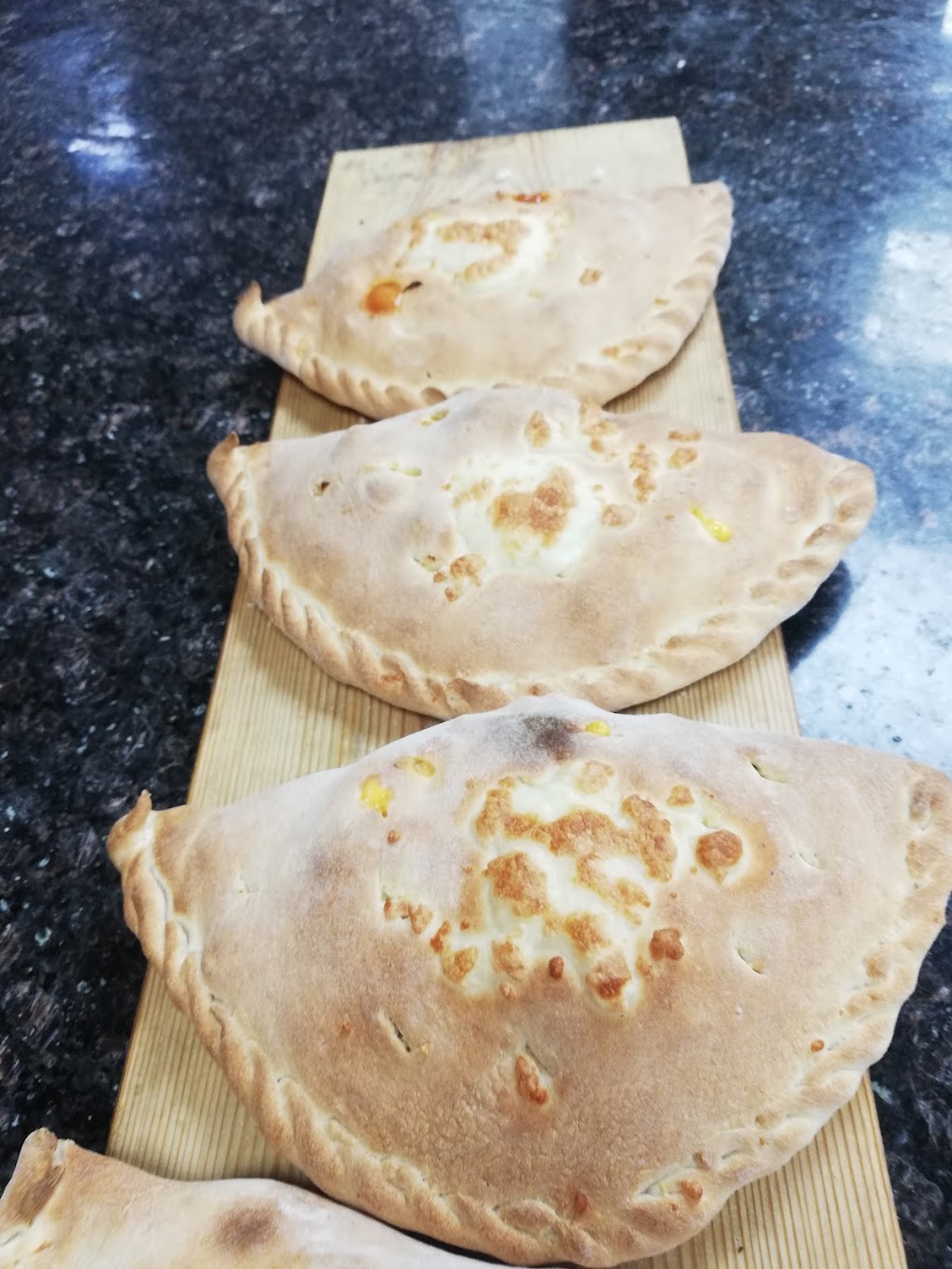 Primo Pizzeria | 3100 Bd de la Concorde E, Laval, QC H7E 2B8, Canada | Phone: (450) 661-9999