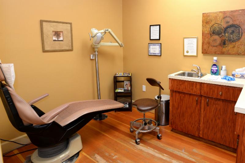 Peninsula Denture Clinic Ltd | 4085A Quadra St, Victoria, BC V8X 1K5, Canada | Phone: (250) 658-1417