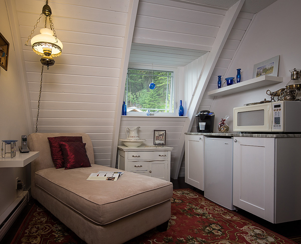Chez Nicole Bed and Breakfast | 1194 Pettman Rd, West Kelowna, BC V1Z 2R7, Canada | Phone: (250) 212-1855