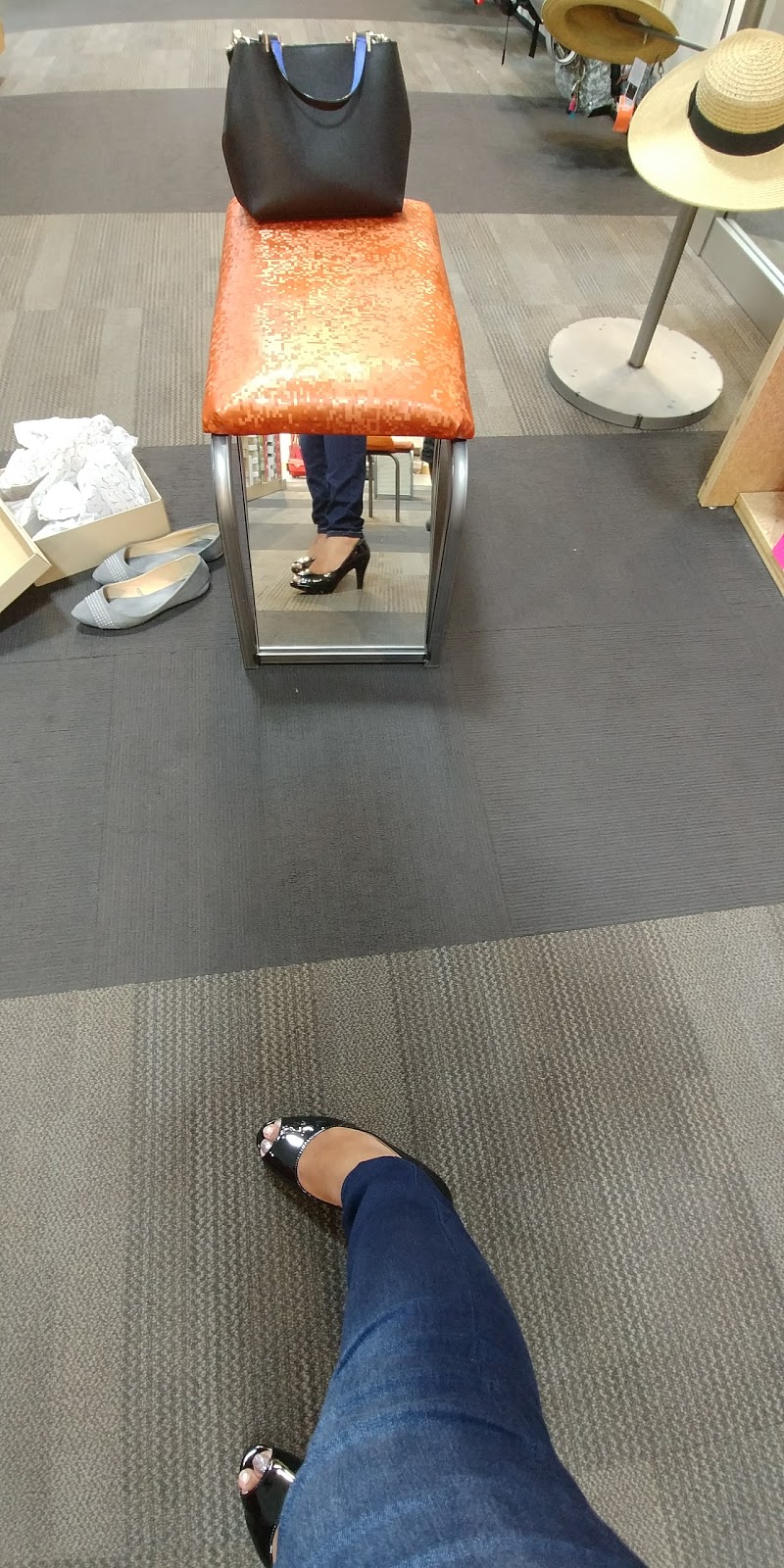 DSW Designer Shoe Warehouse | 1650 Victoria St E, Whitby, ON L1N 9L4, Canada | Phone: (289) 481-1352