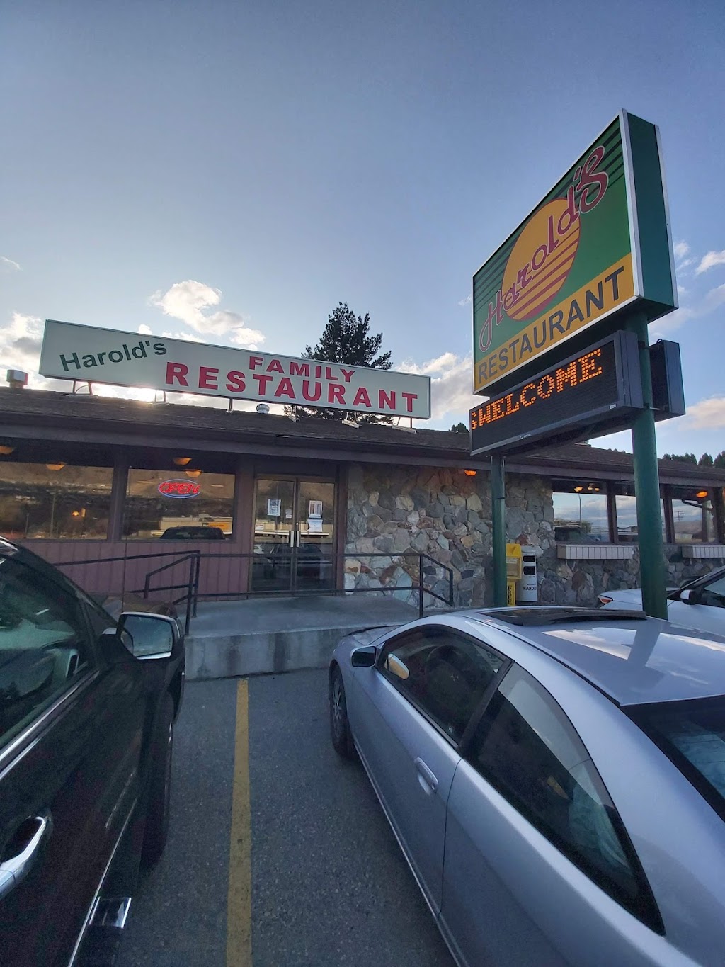 Harolds Family Restaurant | 1771 Trans-Canada Hwy, Kamloops, BC V2C 3Z6, Canada | Phone: (250) 372-2135