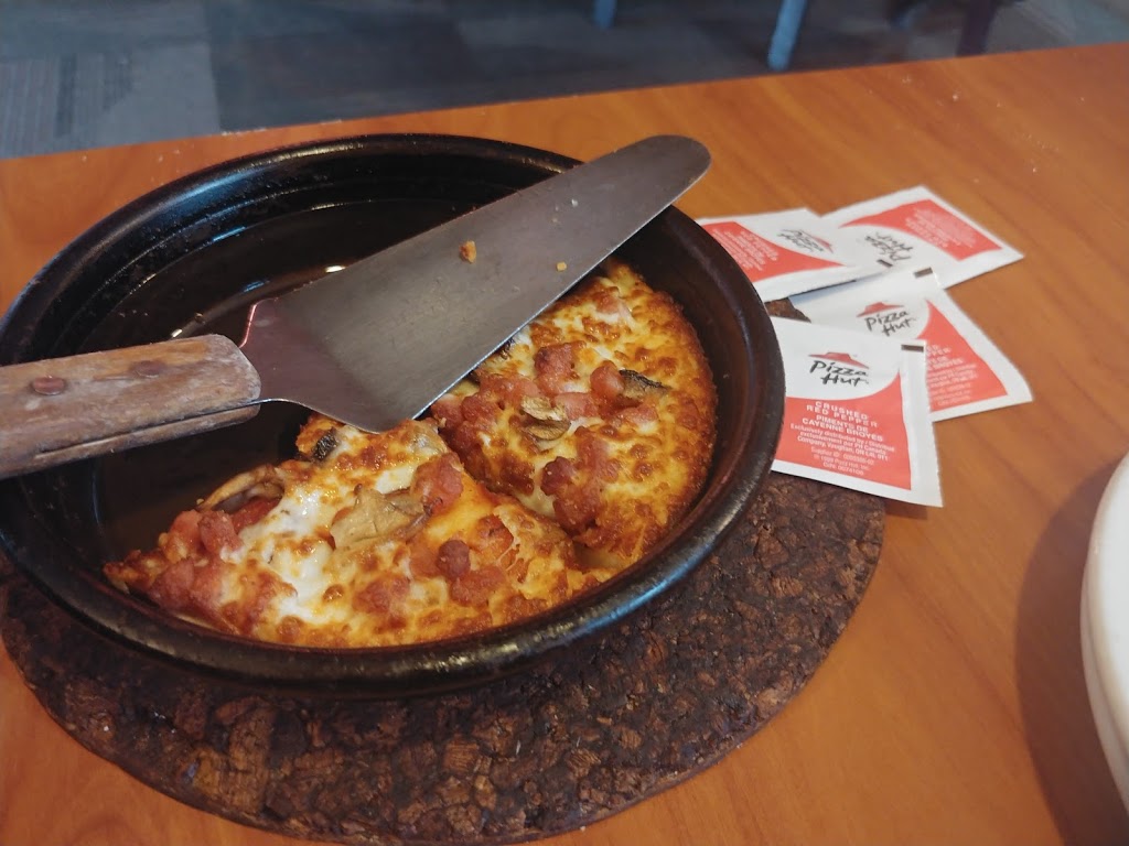 Pizza Hut | 1347 Henderson Hwy, Winnipeg, MB R2G 1M5, Canada | Phone: (204) 953-4137