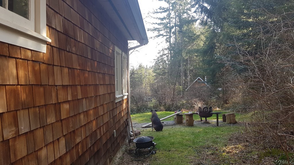 Perrywinkle Cottage | 692 Cedar Dr, Quathiaski Cove, BC V0P 1N0, Canada | Phone: (250) 285-3664