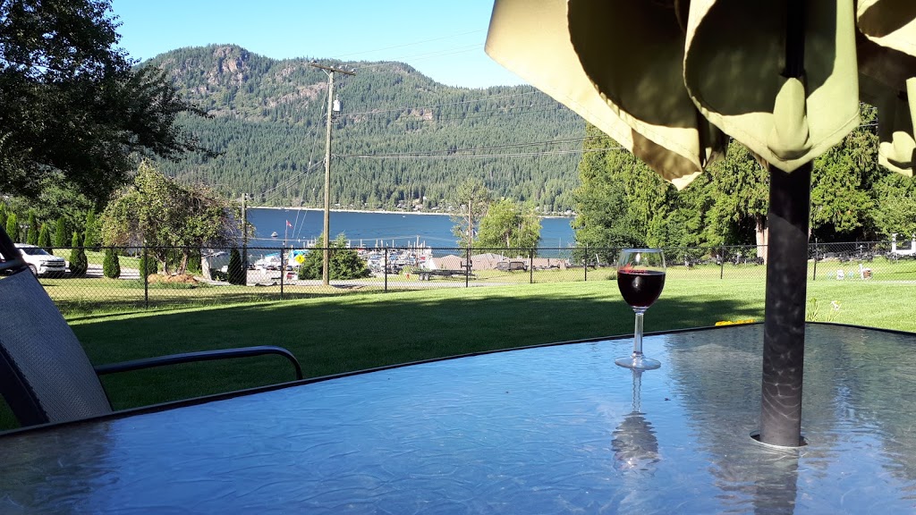 Suite As it Gets Vacation Rental/B&B | 2483 Marine Pl, Blind Bay, BC V0E 1H1, Canada | Phone: (250) 675-4698