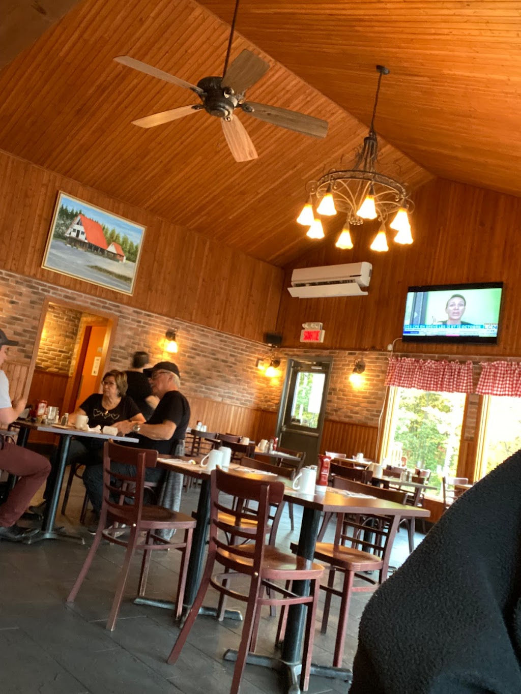 Restaurant Le Canadien | 2841 Rte 122, Notre-Dame-du-Bon-Conseil, QC J0C 1A0, Canada | Phone: (819) 336-5336