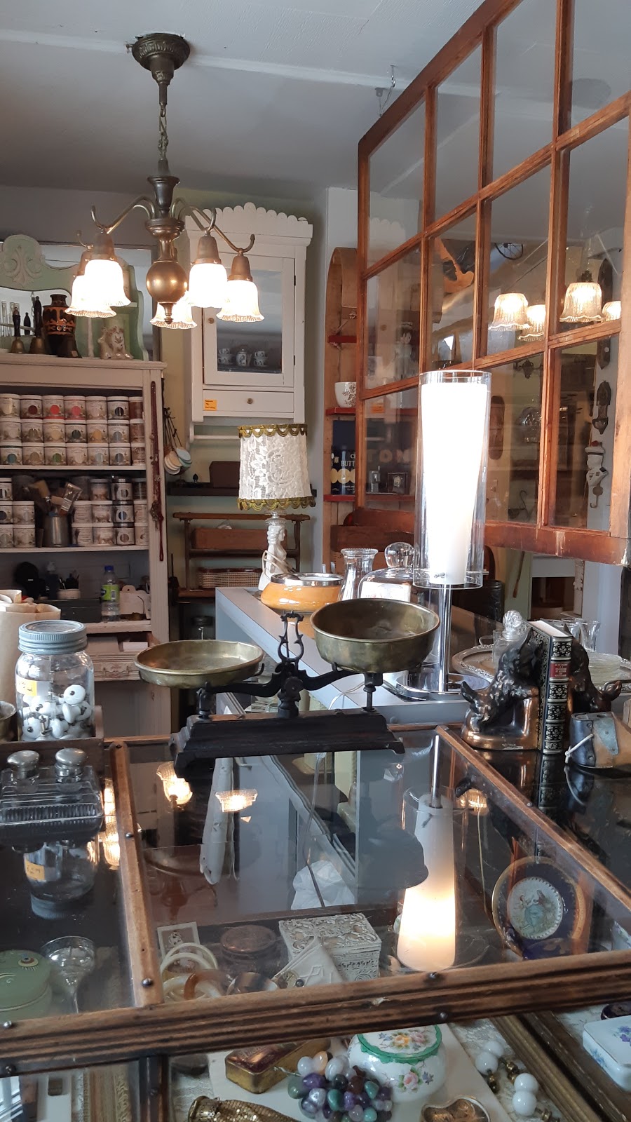 Les Chineuses | 910 Rue Valiquette, Sainte-Adèle, QC J8B 2M3, Canada | Phone: (450) 229-1624