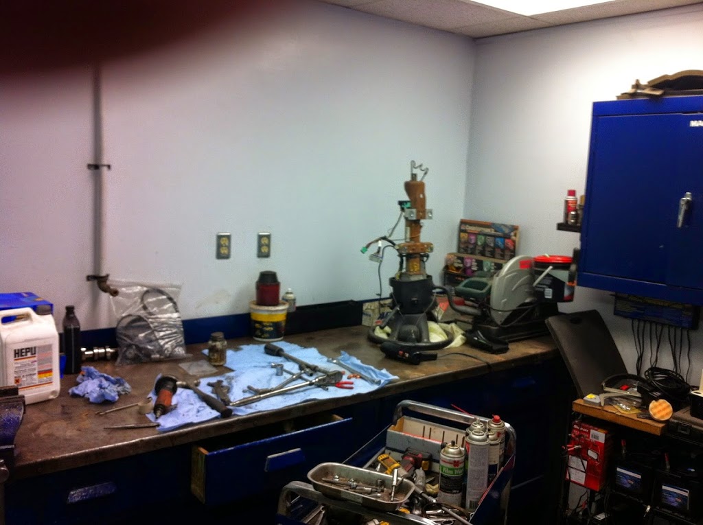 Universal Garage | 150 Binnington Ct, Kingston, ON K7M 8N1, Canada | Phone: (613) 777-1102