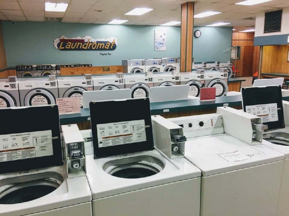Smiths Falls Laundromat | 39 Chambers St, Smiths Falls, ON K7A 2Y3, Canada | Phone: (613) 283-0707