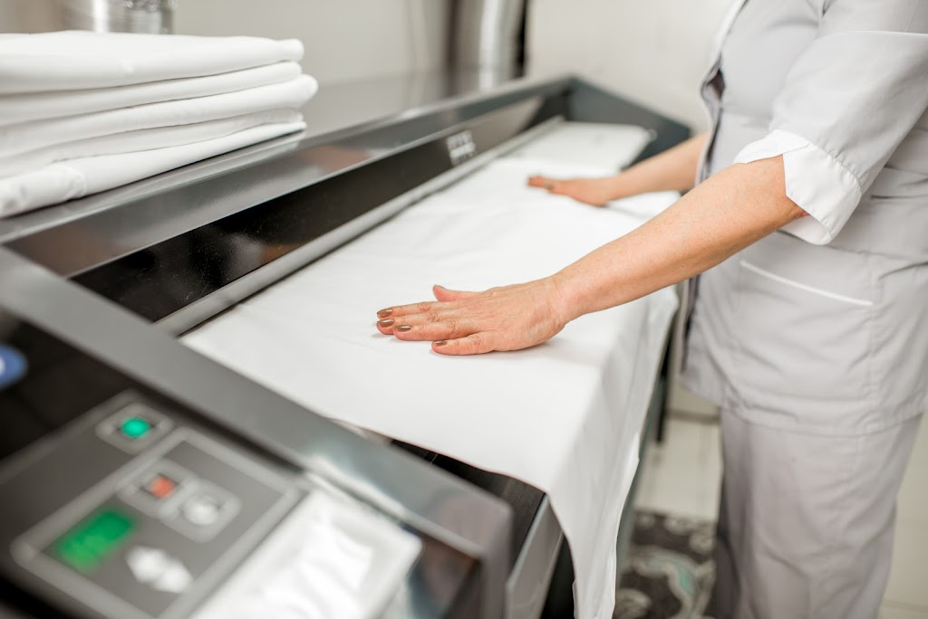 Nettoyeur Tournesol Laundry Services | 771 Av. Lajoie, Dorval, QC H9P 1G7, Canada | Phone: (514) 519-2695