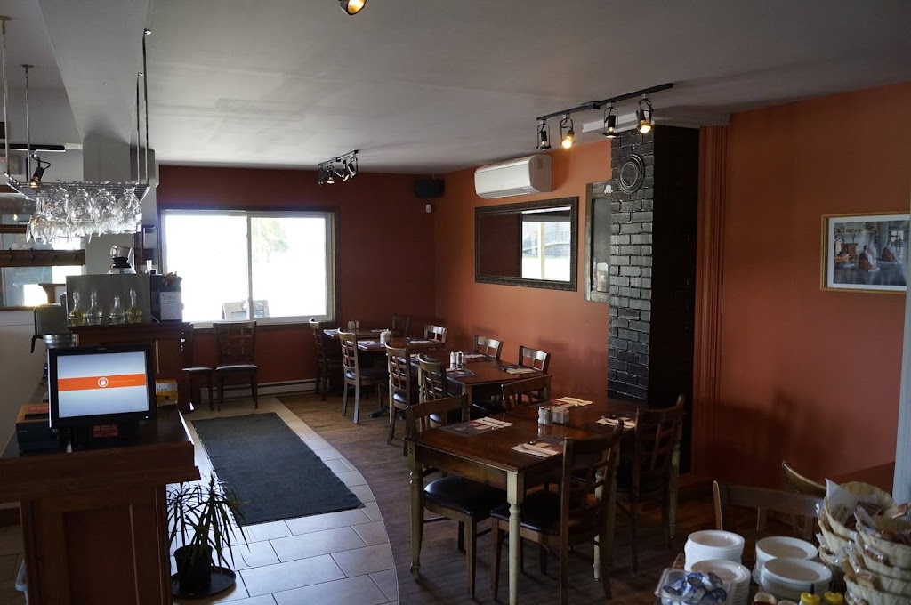 Resto Bar Le Repaire | 105 Rue Honfleur, Sainte-Monique, QC G0W 2T0, Canada | Phone: (418) 301-8555