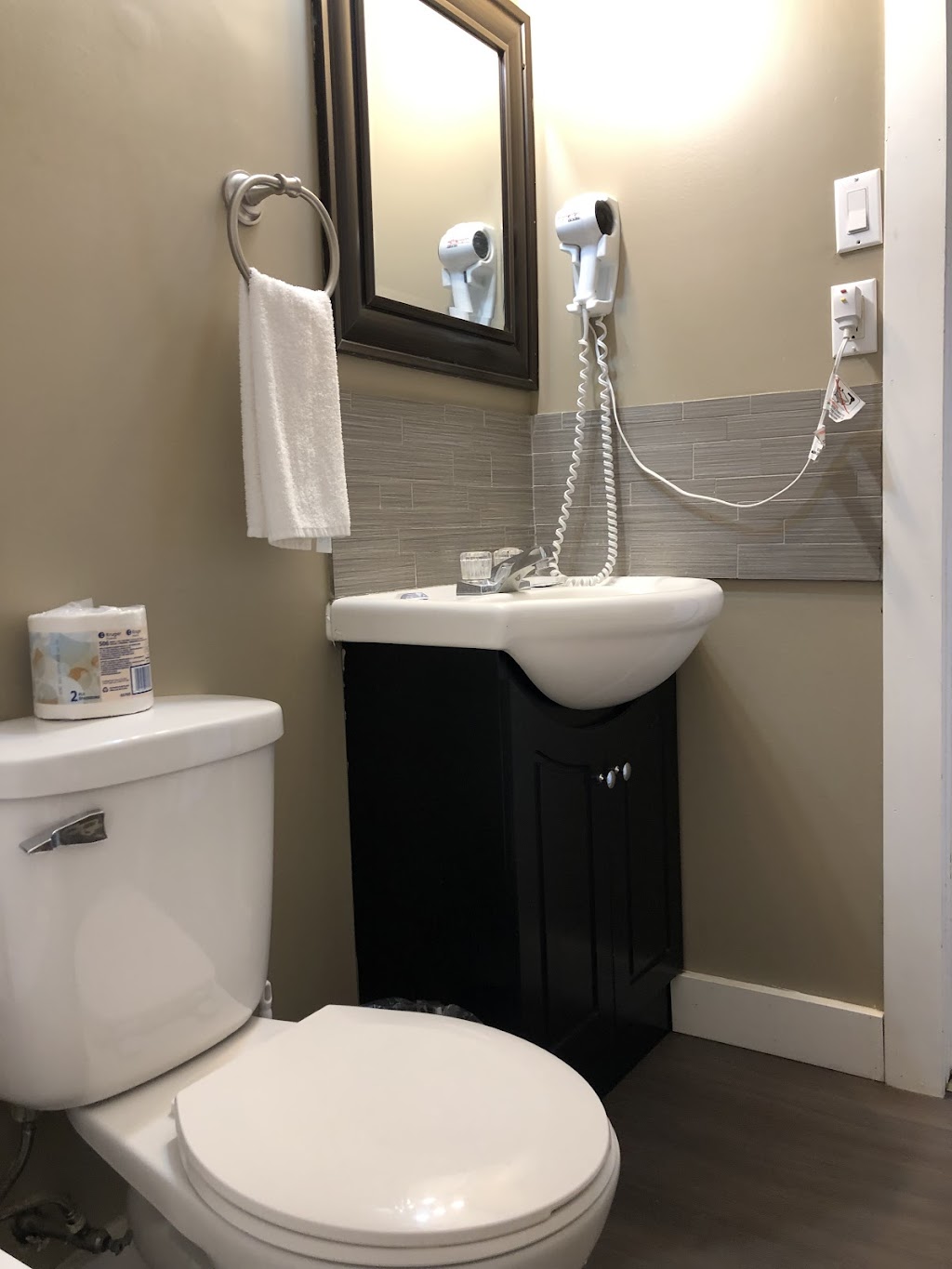 Royalty Maples Motel & Cottages | 89 Malpeque Rd, Charlottetown, PE C1A 7J9, Canada | Phone: (902) 368-1030