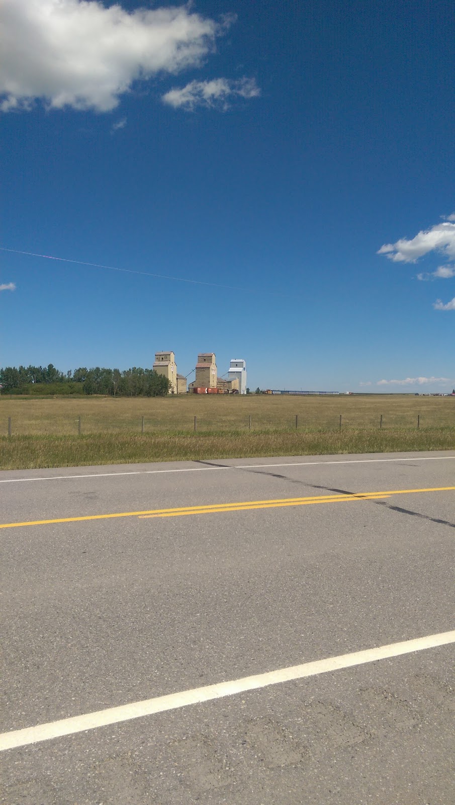 Mossleigh Service and Mini Grocery | 712 Railway Ave, Mossleigh, AB T0L 1P0, Canada | Phone: (403) 534-2224