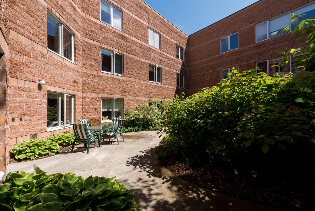 Roberta Place Long Term Care | 503 Essa Rd, Barrie, ON L4N 9E4, Canada | Phone: (705) 733-3231