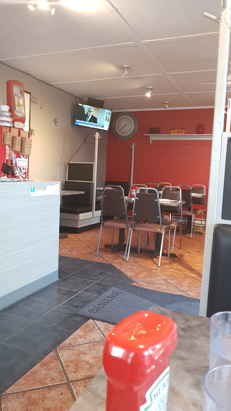 Stop Express | 931 Route Principale, Sainte-Mélanie, QC J0K 3A0, Canada | Phone: (450) 889-4889