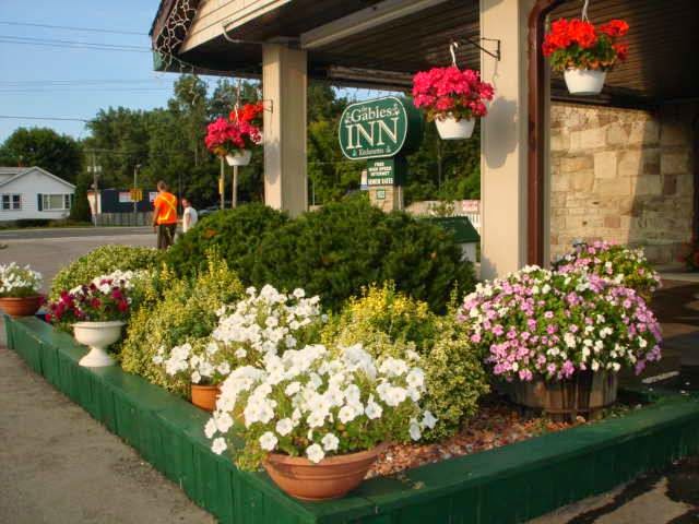The Gables Inn | 1625 London Line, Sarnia, ON N7W 1A9, Canada | Phone: (519) 542-5523