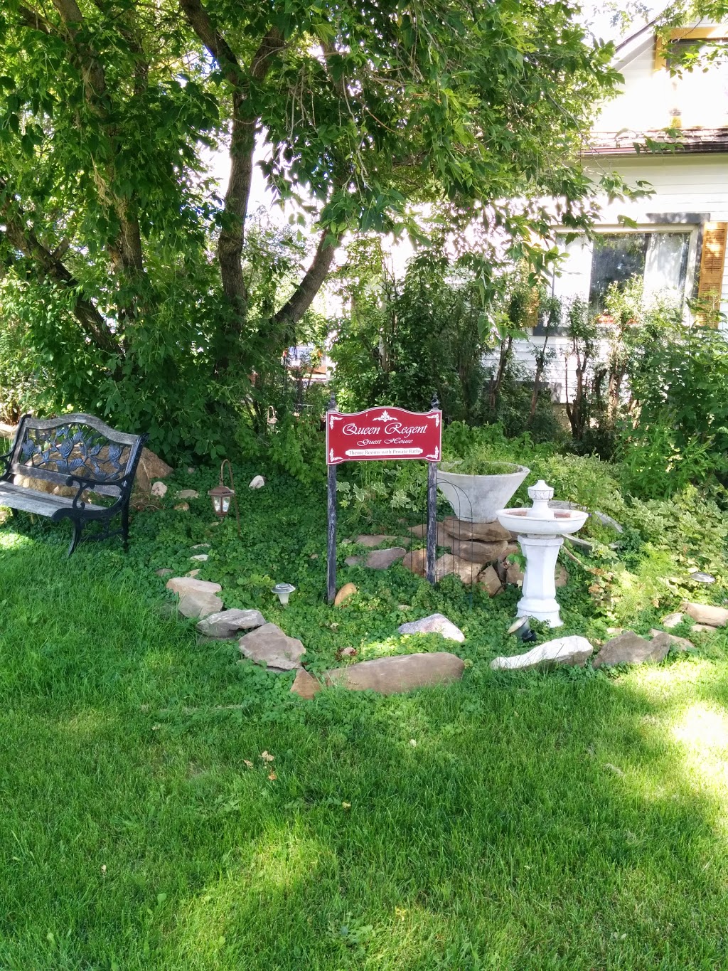 Rosebud ~ Queen Regent B & B | Beside Severn Creek School 312 SEVERN (not 7th Ave) Ave W, Rosebud, AB T0J 2T0, Canada | Phone: (403) 677-2451