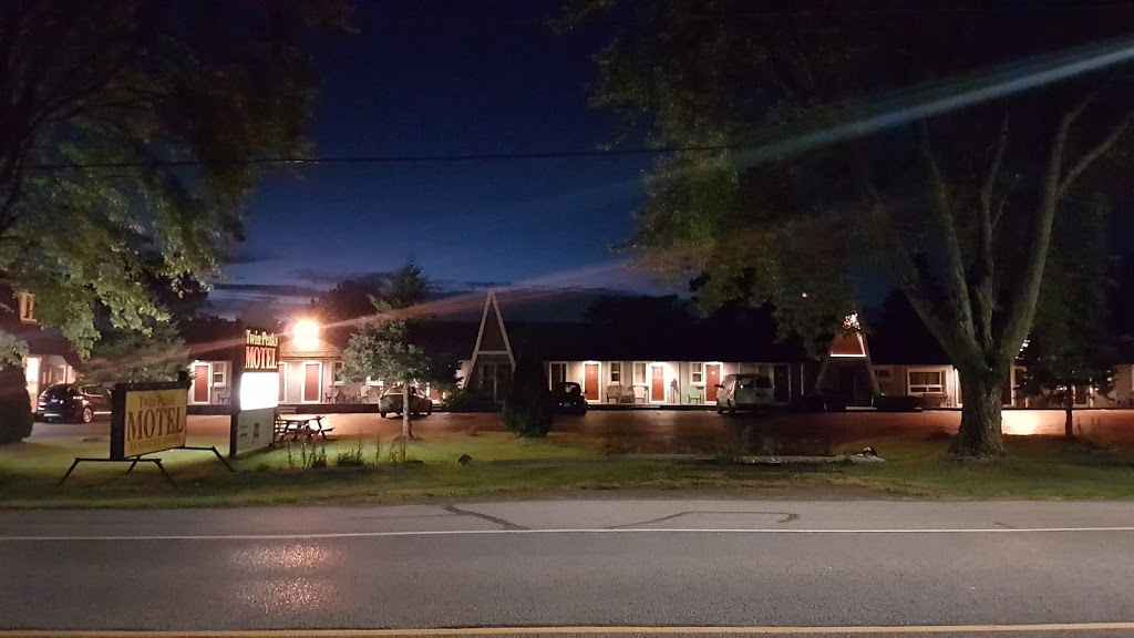 Twin Peaks Motel Napanee | 353 Dundas St W, Napanee, ON K7R 2B5, Canada | Phone: (613) 354-4066