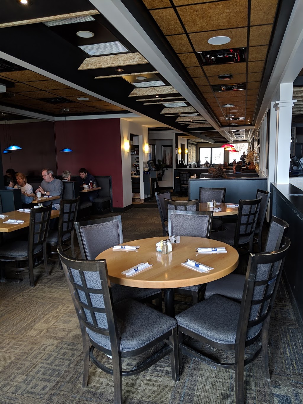 Dals Restaurant & Lounge | 701 Regent Ave W, Winnipeg, MB R2C 1S2, Canada | Phone: (204) 222-4255