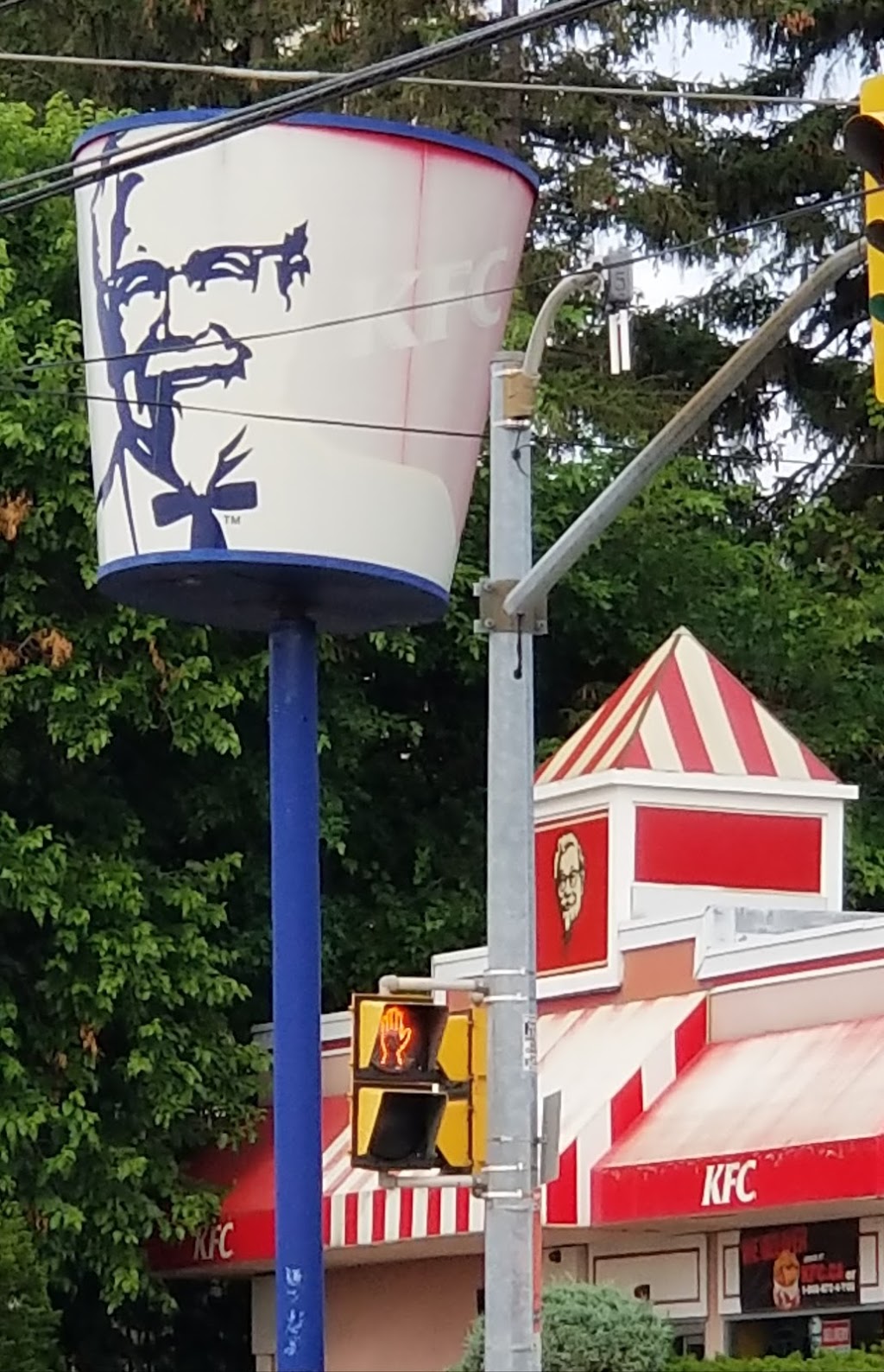 KFC | 965 Dundas St E, Mississauga, ON L4Y 2B7, Canada | Phone: (905) 279-3131