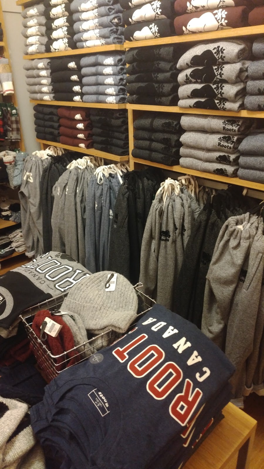 Roots | 2091 W 4th Ave, Vancouver, BC V6J 1N3, Canada | Phone: (604) 629-1195