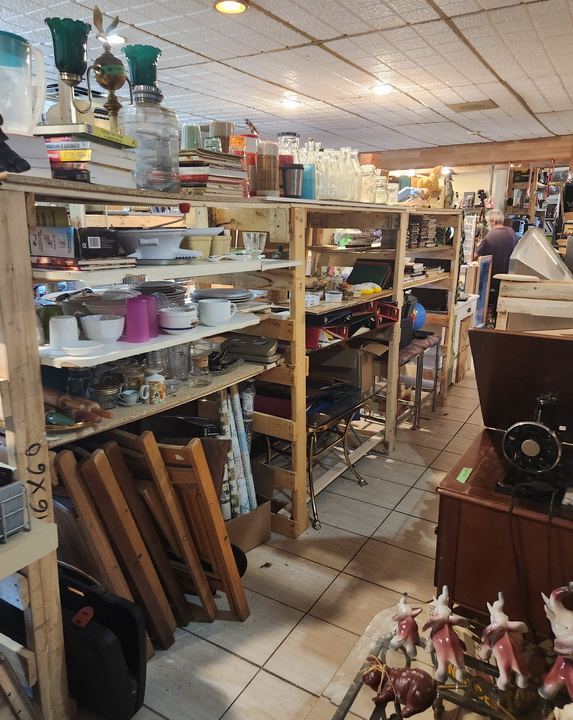 Bazar Chez Yvon | 9309 Bd Sainte-Anne, Sainte-Anne-de-Beaupré, QC G0A 3C0, Canada | Phone: (418) 823-0023