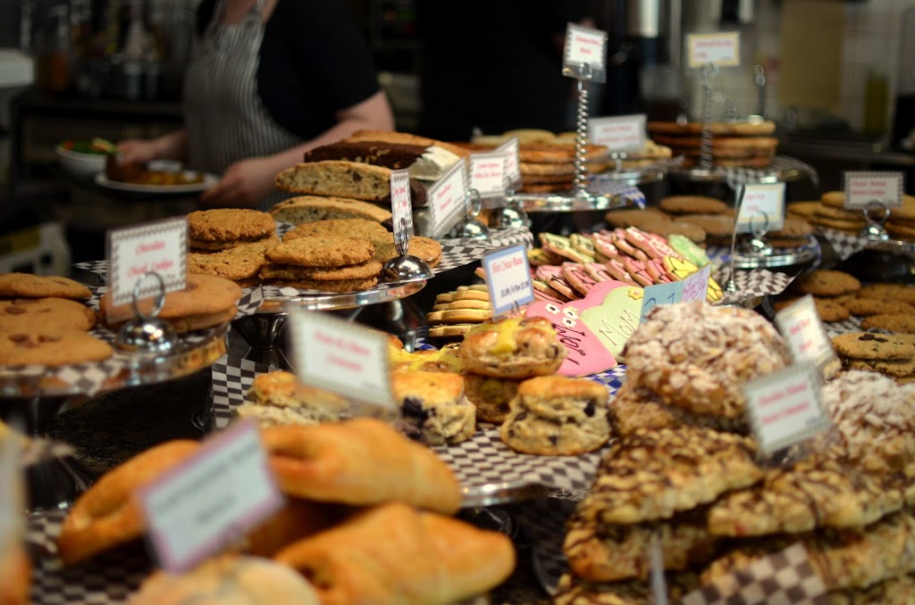 Maxs Bakery & Delicatessen | 3105 Oak St, Vancouver, BC V6H 2L2, Canada | Phone: (604) 733-4838