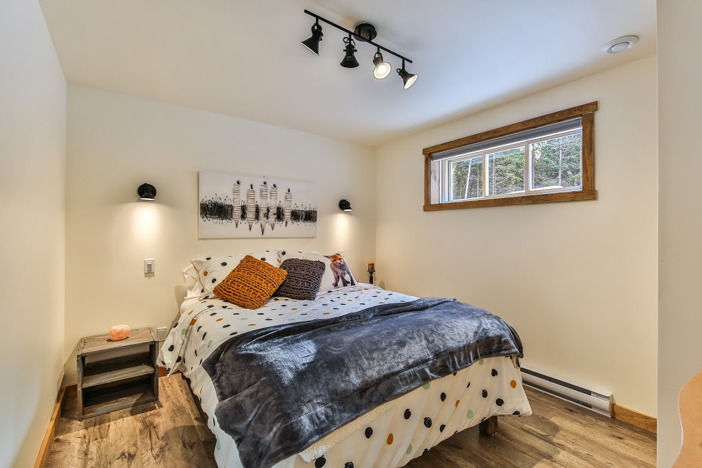 Chalet au Loup | 901 chemin de la Compagnie, Saint-Alexis-des-Monts, QC J0K 1V0, Canada | Phone: (514) 295-7843