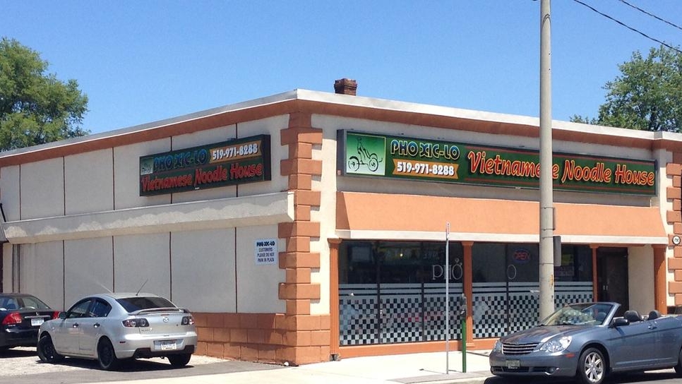 Pho Xic Lo | 1750 Wyandotte St W, Windsor, ON N9B 1J1, Canada | Phone: (519) 971-8288