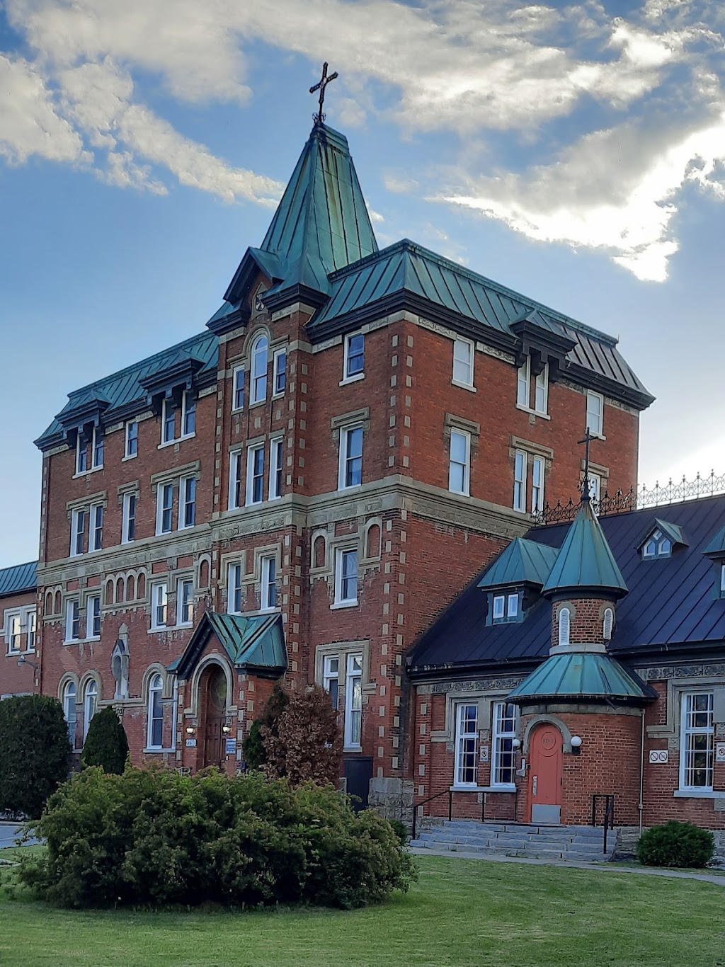 Seigneurie Des Pères | 2250 Rue Girouard O, Saint-Hyacinthe, QC J2S 5M8, Canada | Phone: (450) 223-2090