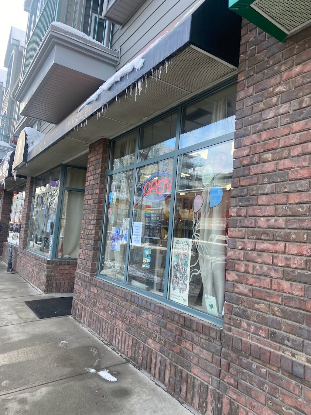 Kensington Dollar Store | 305 10 St NW, Calgary, AB T2N 1V5, Canada | Phone: (403) 283-2266