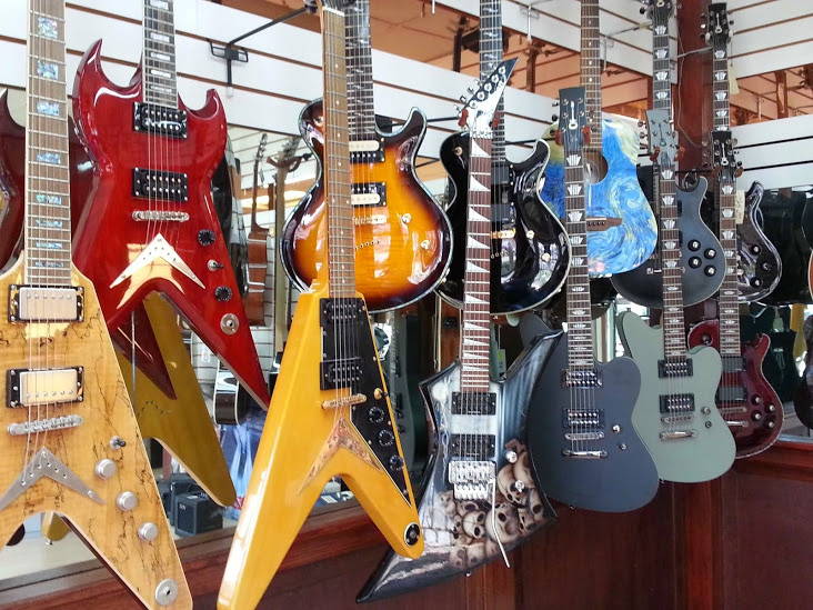 Crossroads Guitar Exchange | 2342 Clarke St, Port Moody, BC V3H 1Y8, Canada | Phone: (604) 937-0703