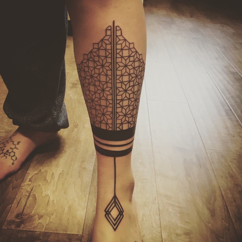 Lady Unlucky Tattoo | 36 Churchill Crescent, St Thomas, ON N5R 1N9, Canada | Phone: (519) 207-8700