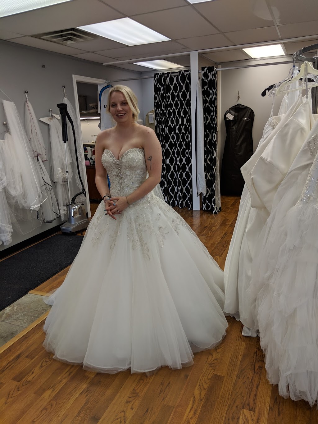 Lady Dis | 5478 Tecumseh Rd E, Windsor, ON N8T 1C7, Canada | Phone: (519) 948-6877
