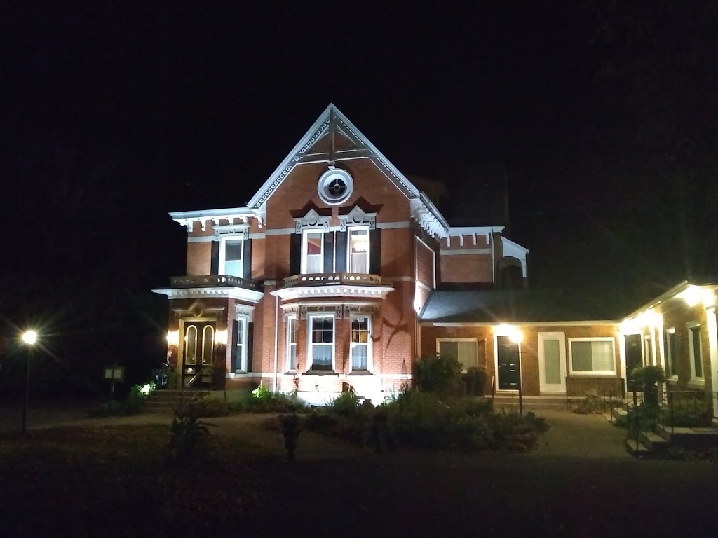 The Woodview Inn | 250 King St W, Gananoque, ON K7G 2G6, Canada | Phone: (844) 382-1110