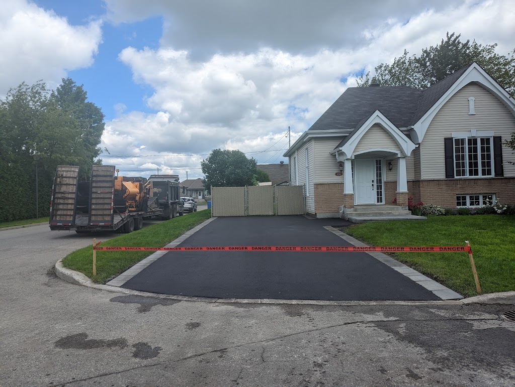 MacDuff Asphalte Inc. | 19664 Chem. de la Côte N, Boisbriand, QC J7J 2B6, Canada | Phone: (450) 751-3551