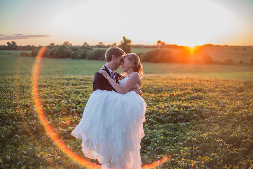 Emily B Photography | 28 Gee Crescent, Lindsay, ON K9V 0H1, Canada | Phone: (705) 341-0216